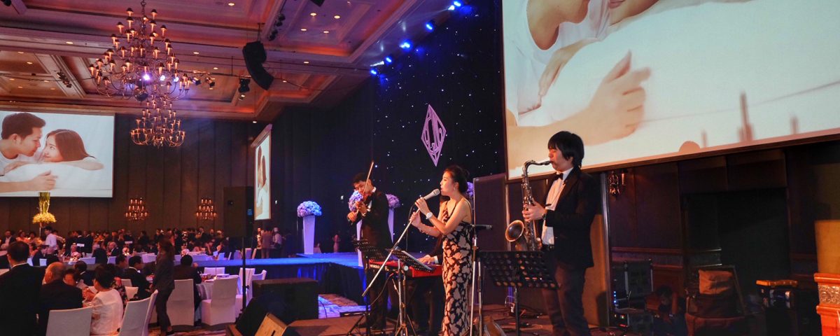 สถานที่จัดงานแต่งงาน บรรยากาศ ระหว่าง การเปิดเพลง กับ วงดนตรี