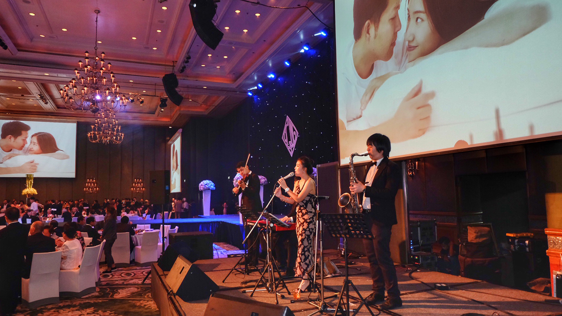 สถานที่จัดงานแต่งงาน บรรยากาศ ระหว่าง การเปิดเพลง กับ วงดนตรี